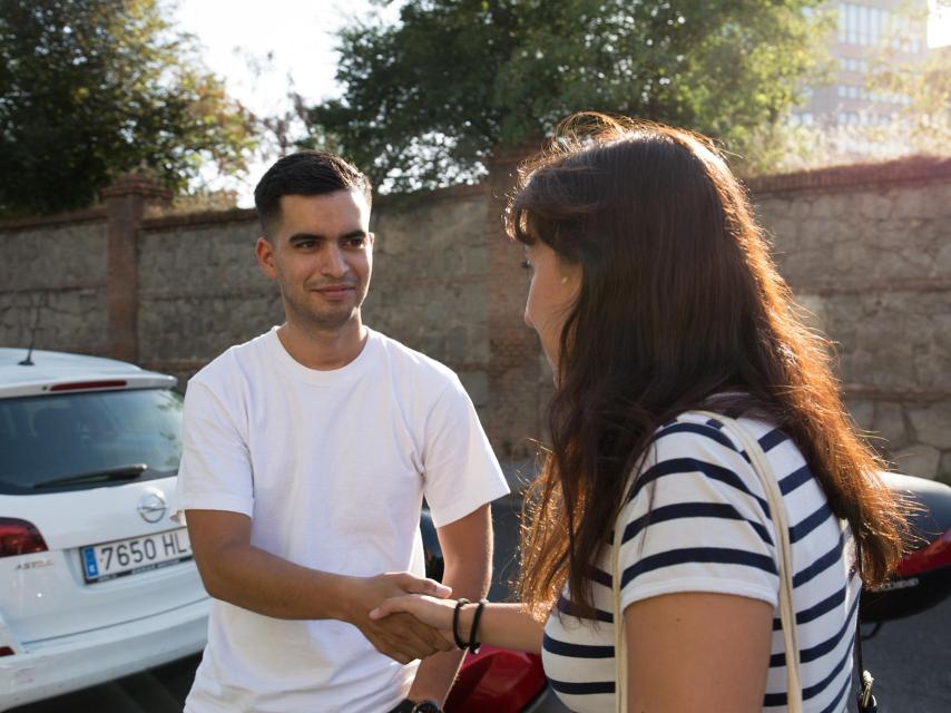 Aquí, conociéndonos.
