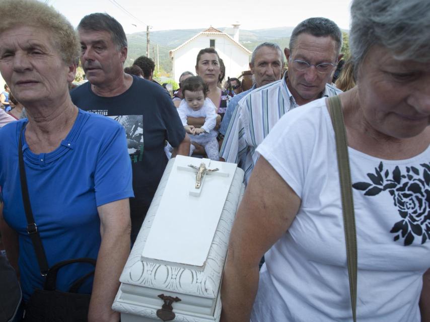 Antiguamente, los niños también participaban procesionando dentro de los ataúdes, aunque ahora acompañan a sus padres a pie o en brazos.