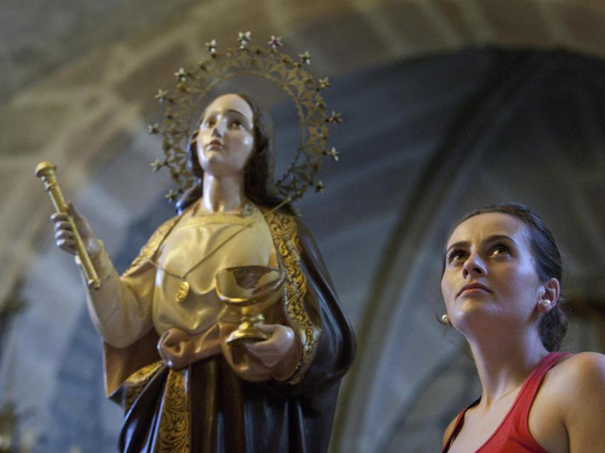 Marta, la sacristana de la iglesia, tiene tan sólo 23 años.