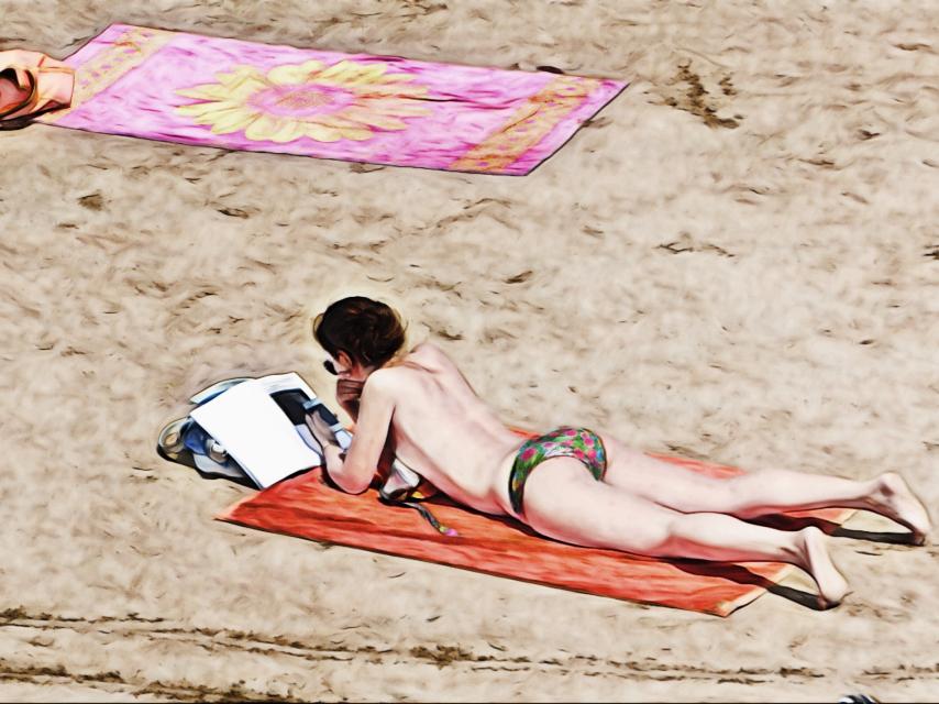 Tomar el sol puede provocar quemaduras que aumentan el riesgo de sufrir cáncer de piel.