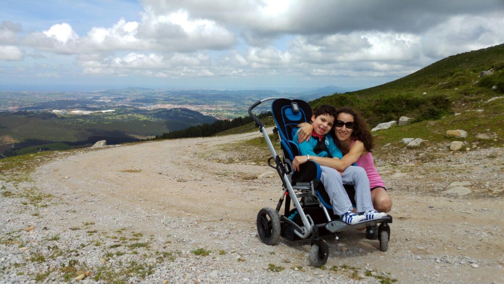 Iván posa en una excursión con su madre, Alicia.