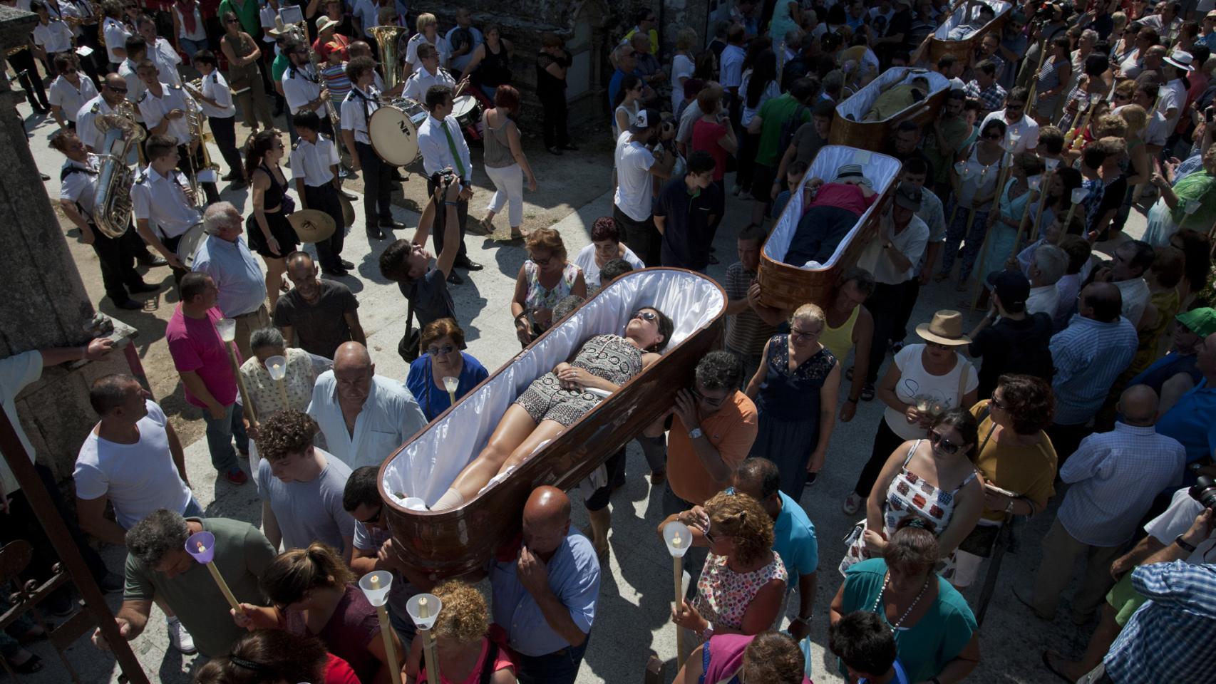 Los féretros salen de la capilla con los vivos en su interior.