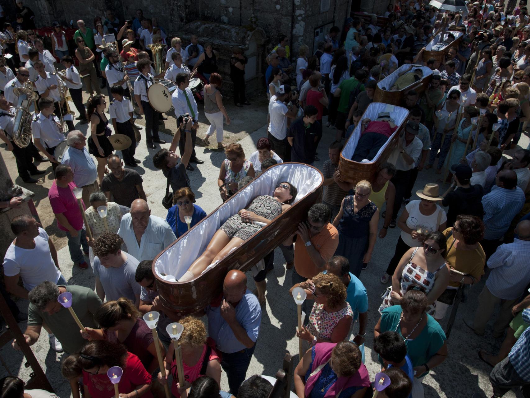 Los féretros salen de la capilla con los vivos en su interior.