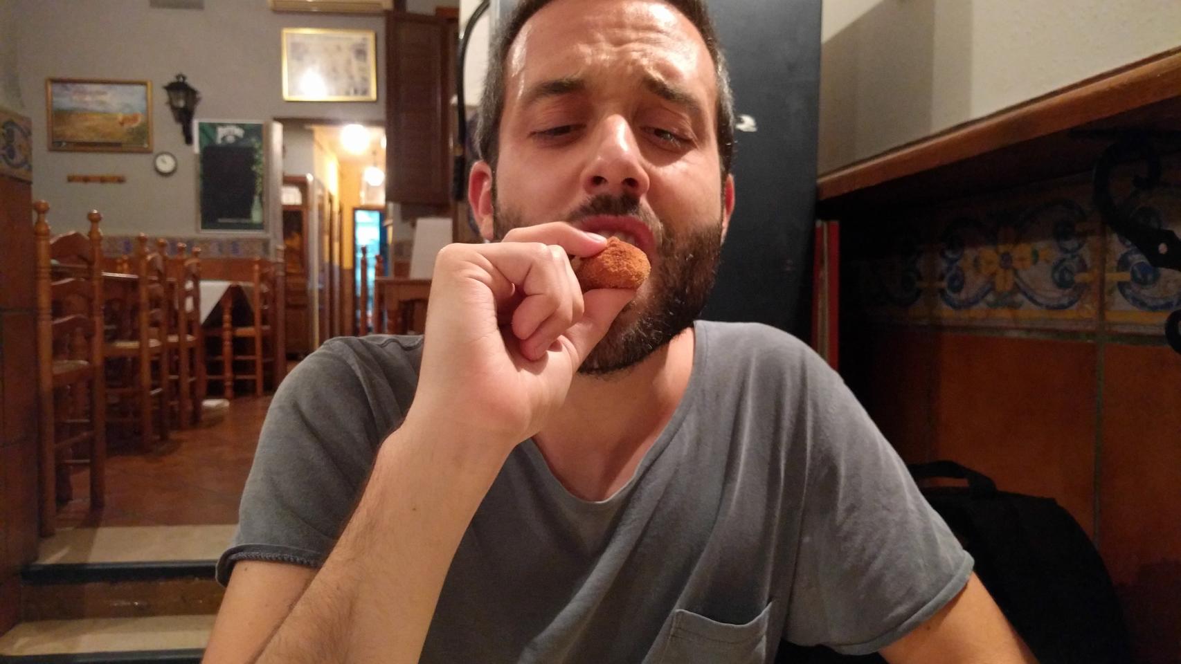 Servidor probando una de las croquetas de 'Goma 2-ECO' de La Extremeña.