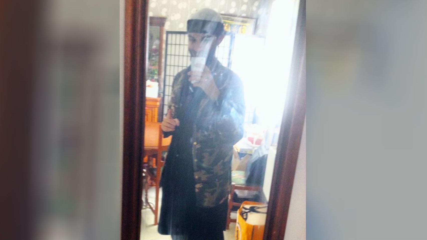 Ade Kermiche, con atuendo de terrorista.