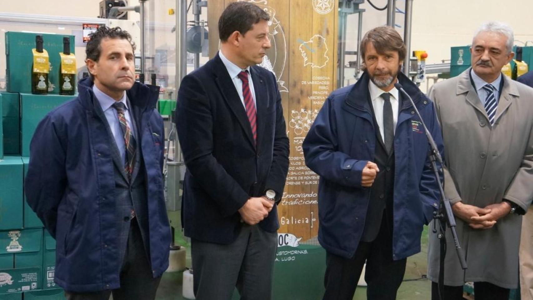 En el centro José María Rivera dirigiendo unas palabras durante una visita institucional a la cervecera