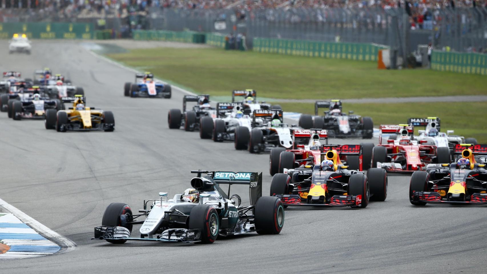 Hamilton lidera la carrera después de la salida.