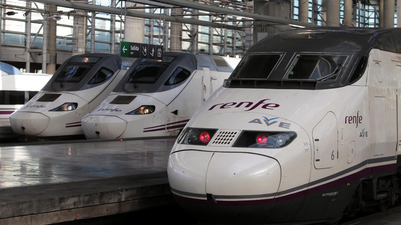 Varios trenes de alta velocidad en la estación de trenes de Atocha.