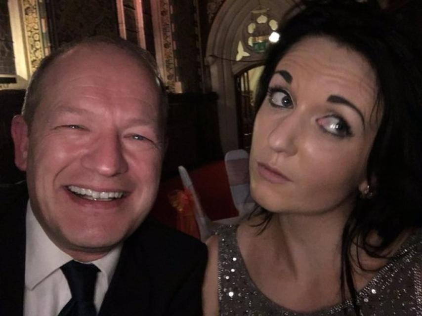 Simon junto a Louise.