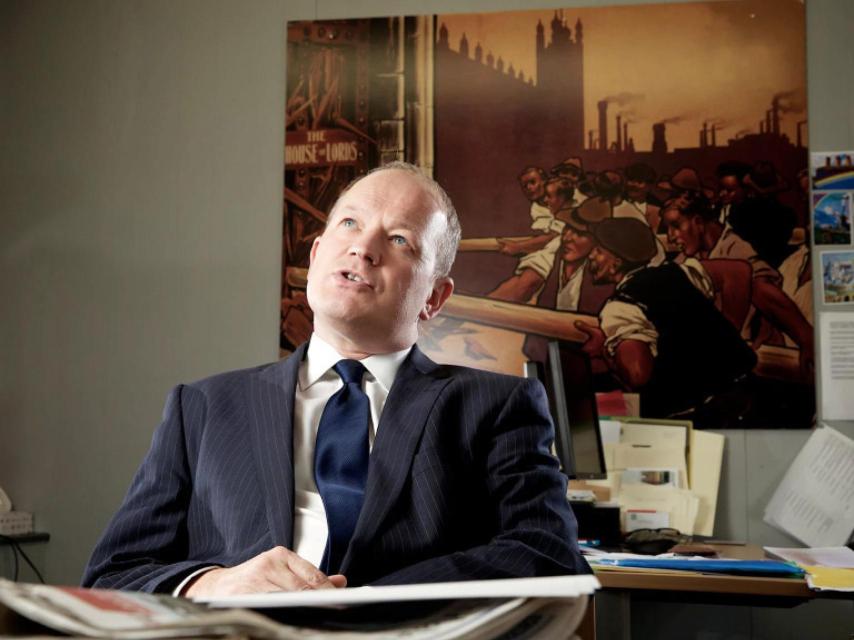 El político, en su despacho.