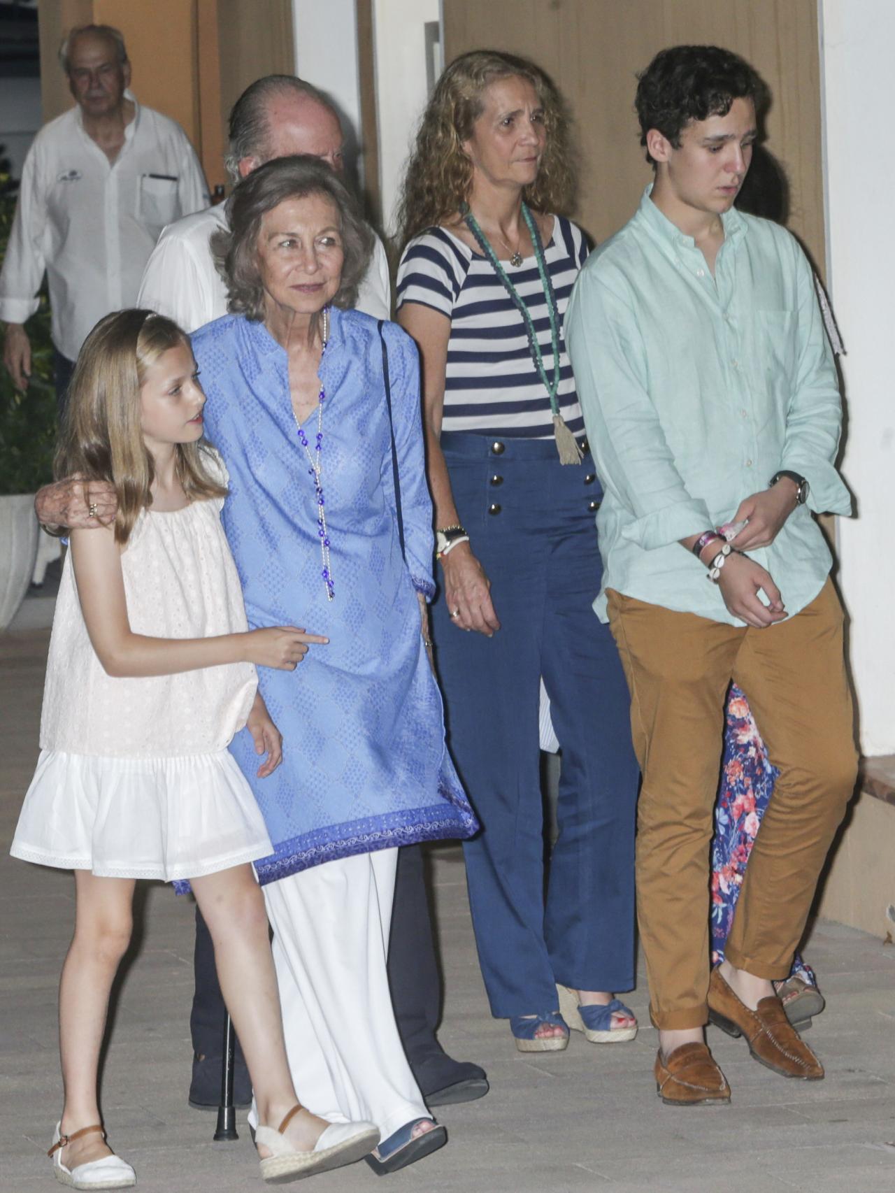 Los Borbón se dirigen al restaurante para la cena de celebración.