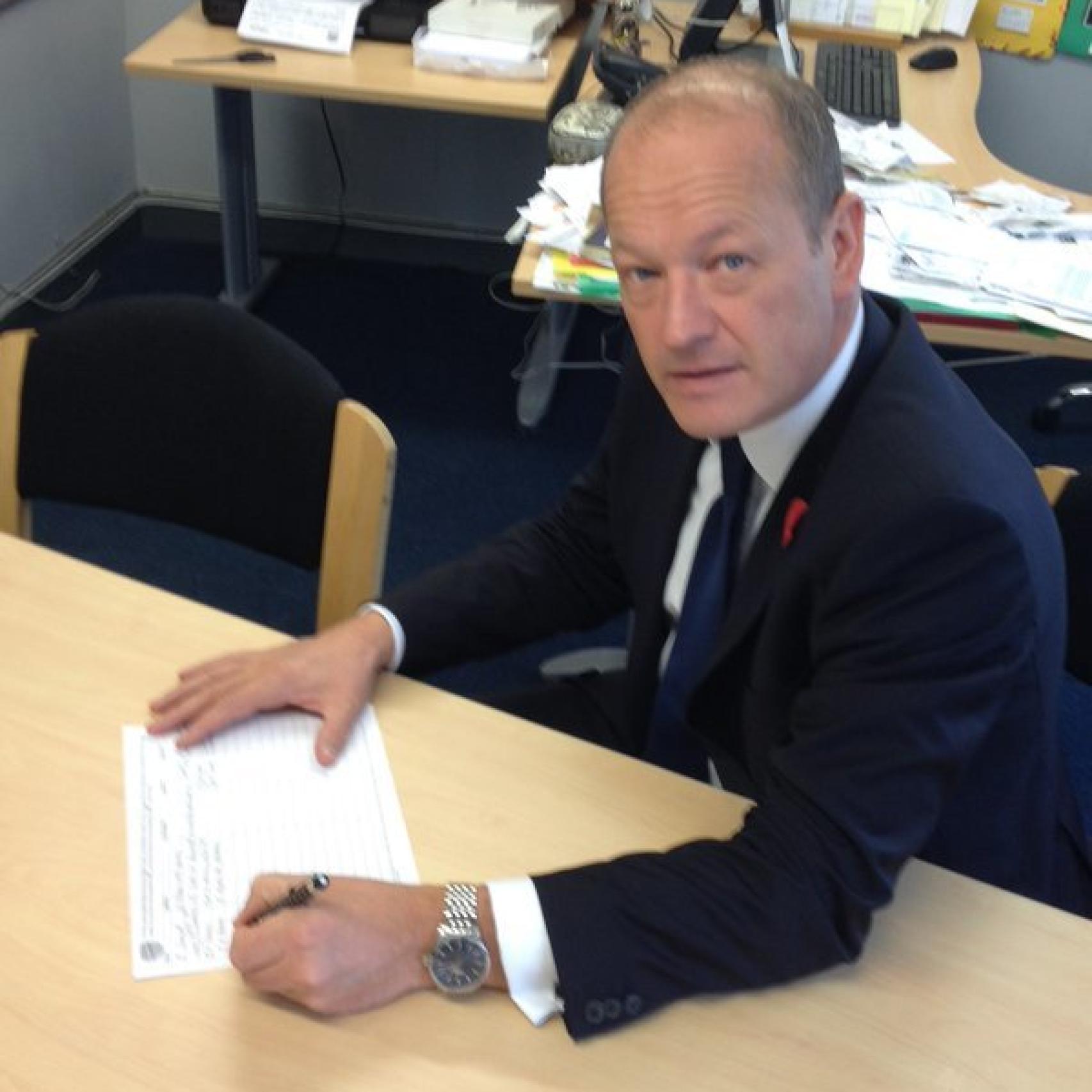 El político posa así en sus redes sociales.