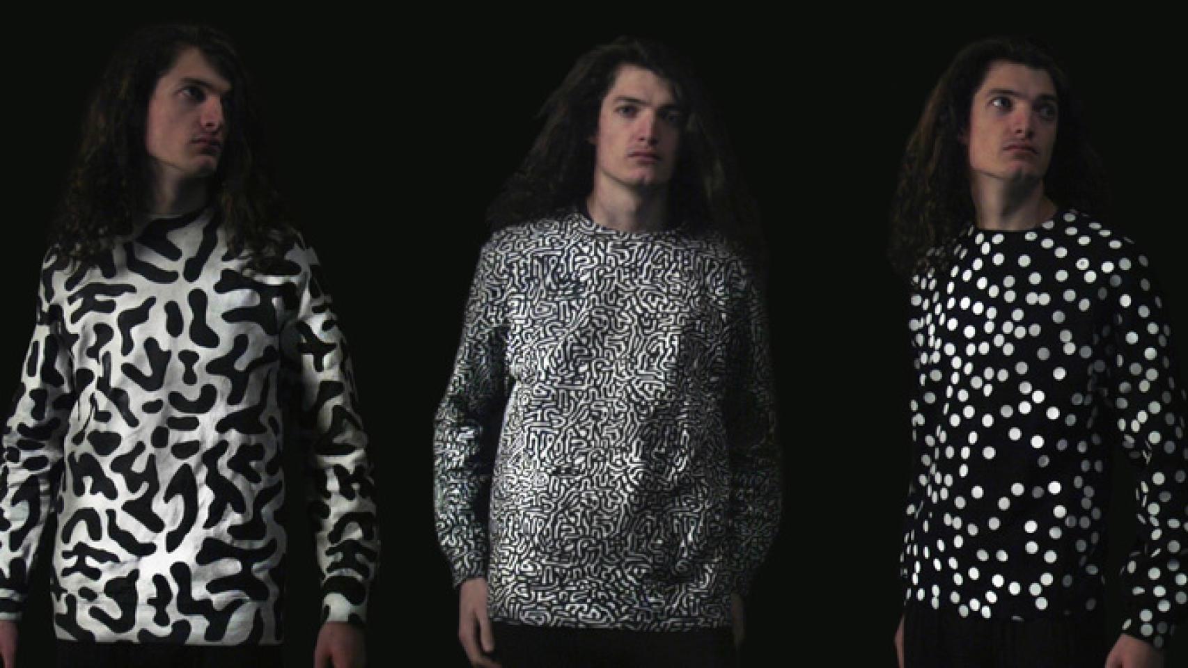 Tres modelos de camisetas que reaccionan con la contaminación.