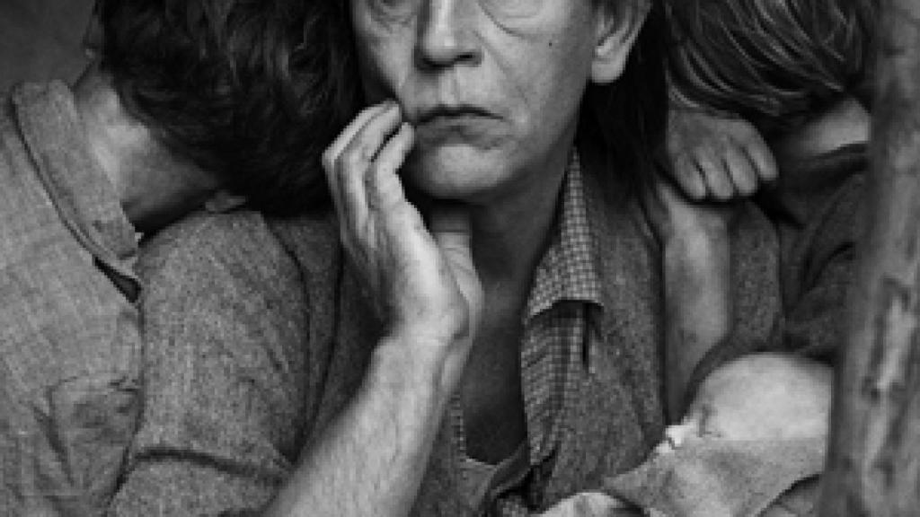 Image: Camaleónico homenaje de Malkovich a la fotografía del siglo XX