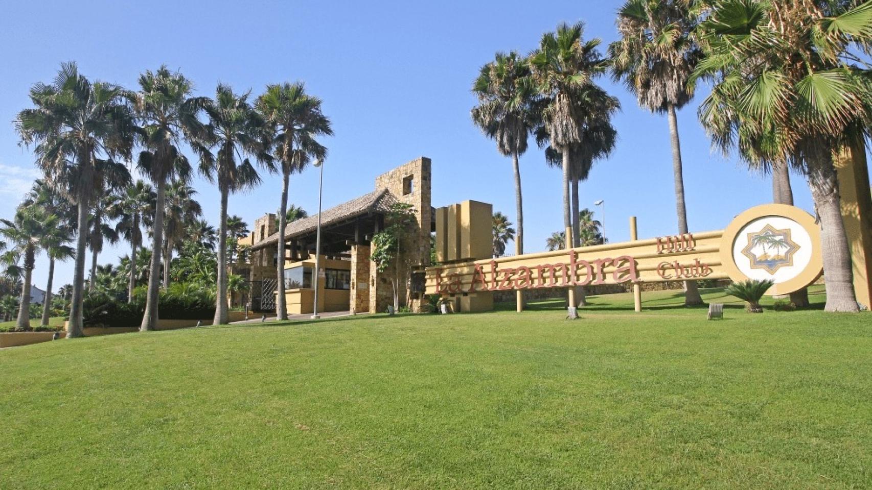 Imagen de la entrada de la urbanización donde se encuentra la vivienda.