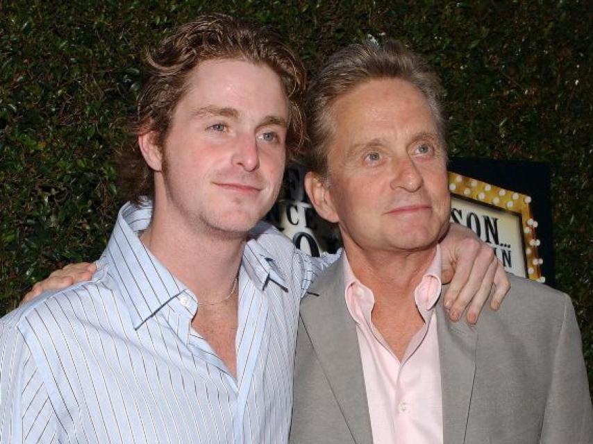 Padre e hijo en una premiere.