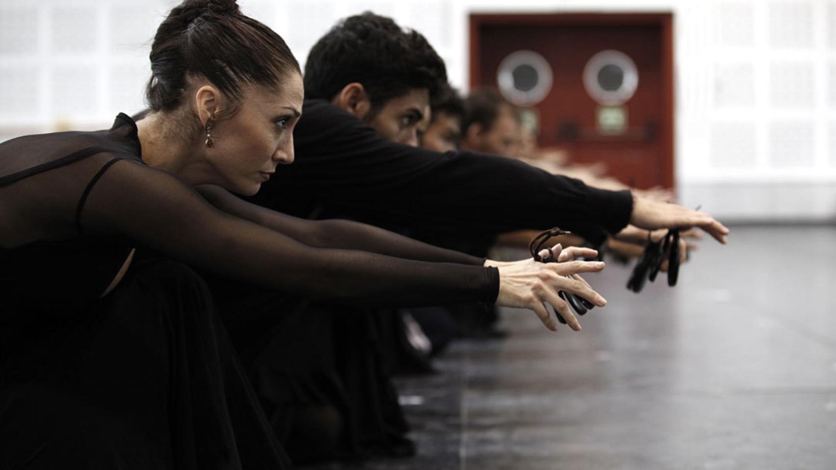 La compañía durante un ensayo.