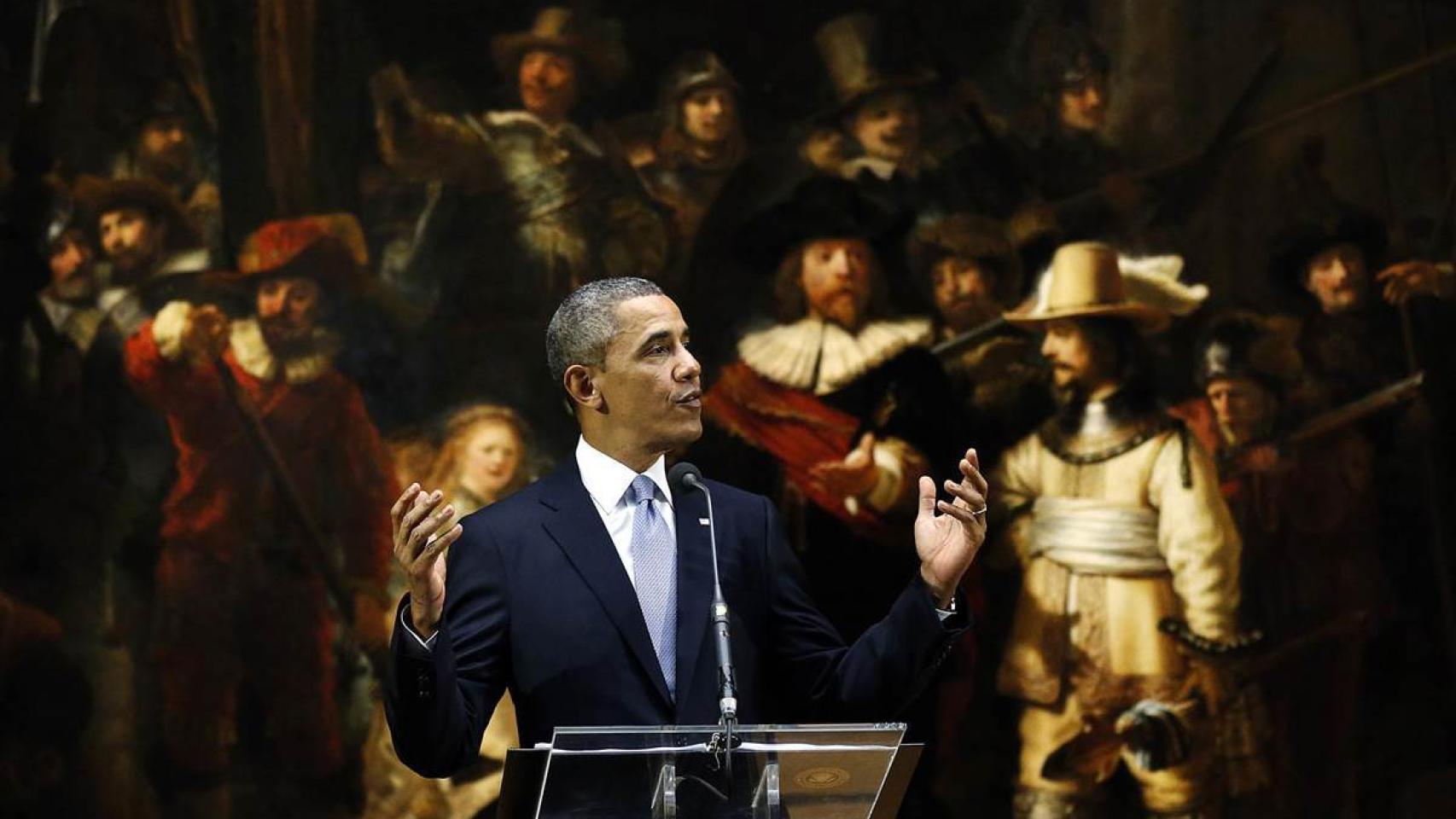 Obama con La ronda de noche de fondo, en 2014.