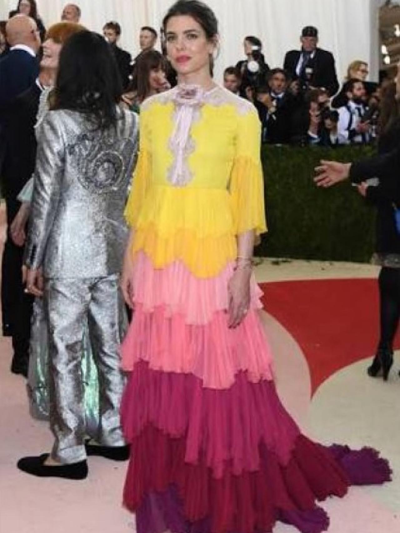 El modelito elegido por Carlota es digno de comentar.