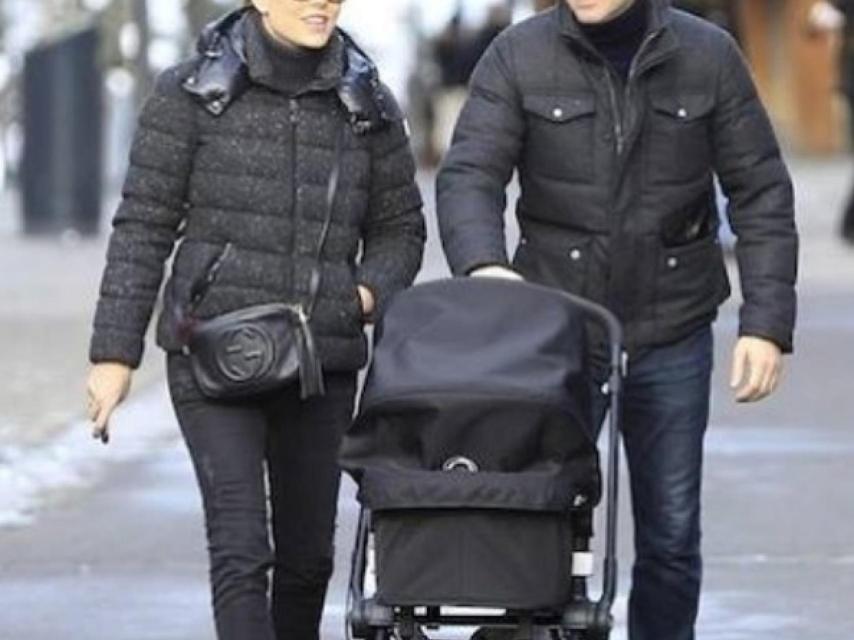 Carlota y Emaleh pasean a su hijo.