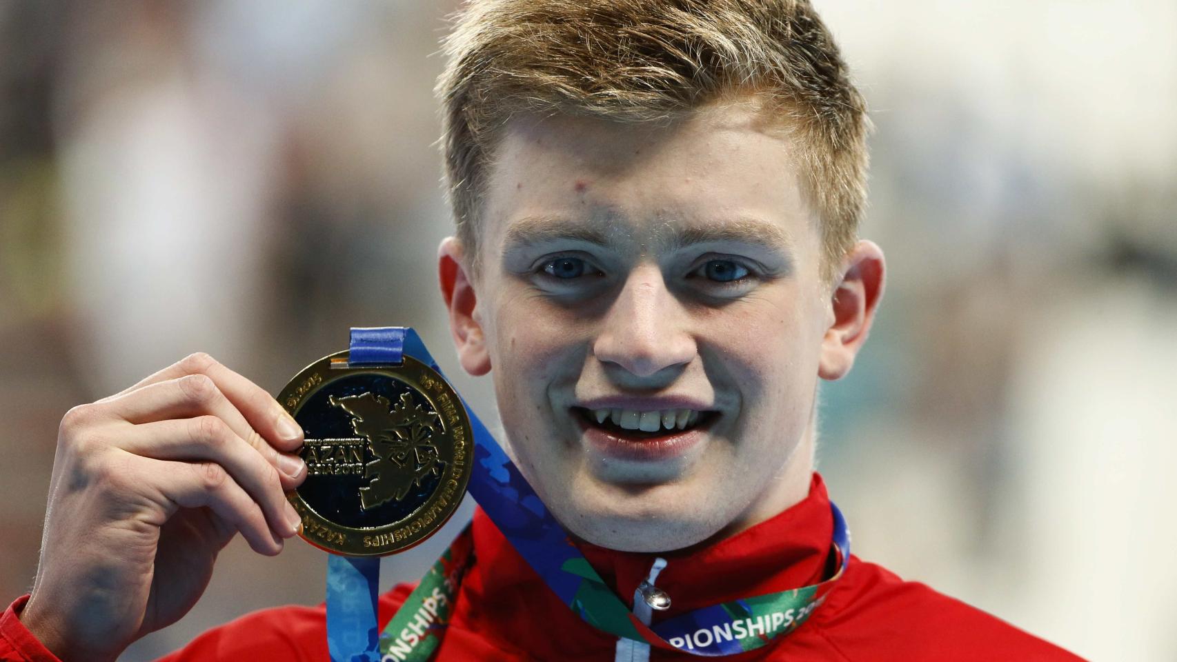 Adam Peaty posa con la medalla en el campeonato de Europa de 2016.