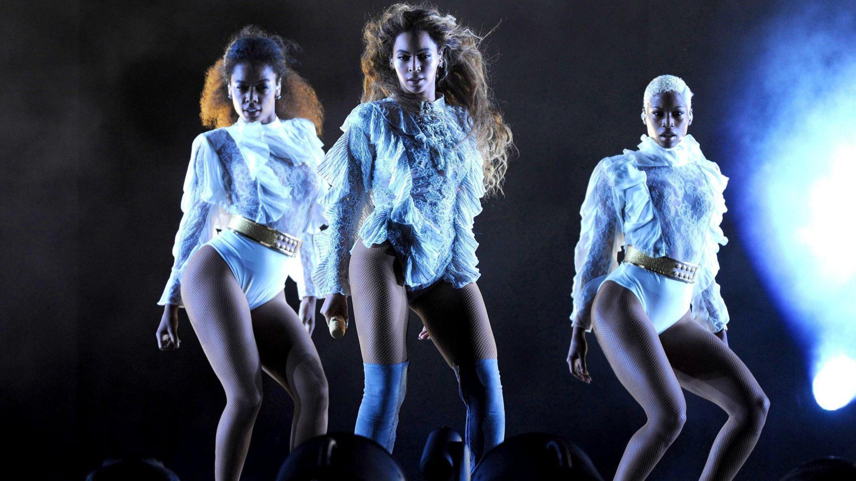 Sus cambios de vestuario son un detalle que siempre está en sus actuaciones.