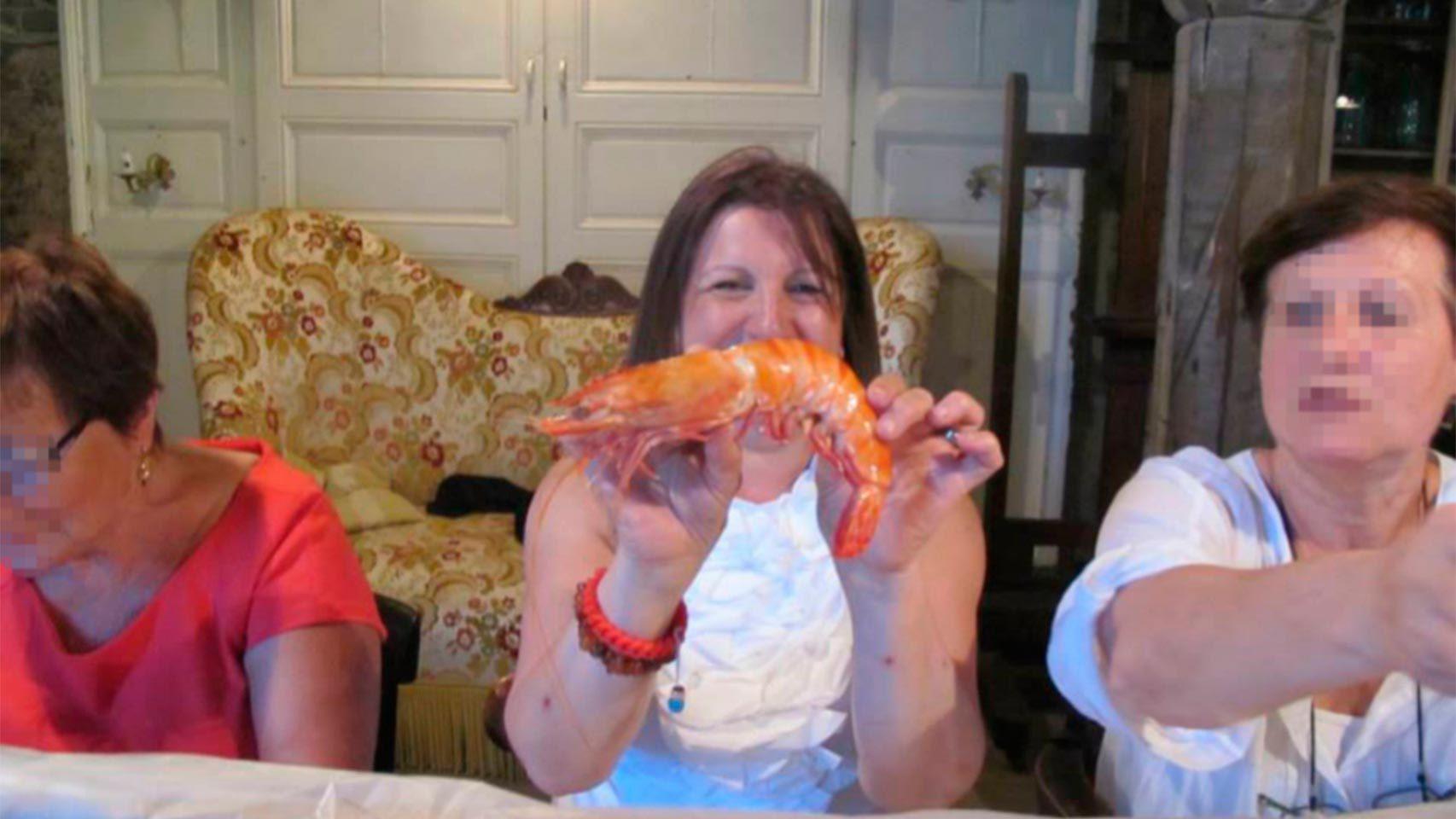 Pepona se deja fotografiar sonriente en una mariscada.