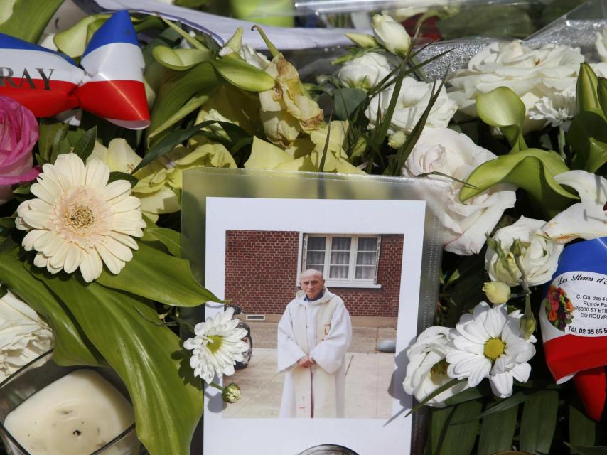 Unas flores rinden tributo al sacerdote Jacques Hamel, asesinado por los terroristas.