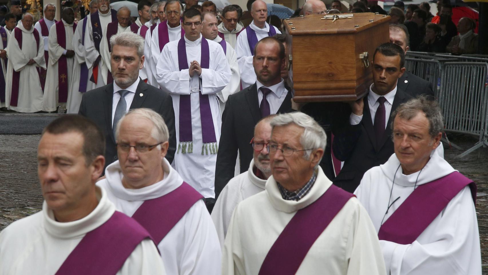 El funeral del cura asesinado el Estado Islámico en imágenes