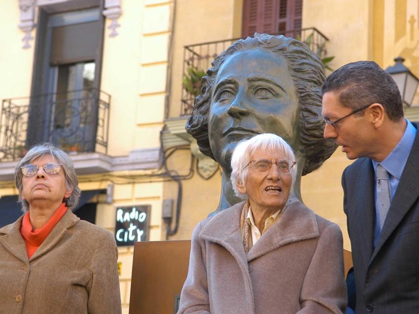 Así se inauguró el busto de Campoamor en Malasaña.