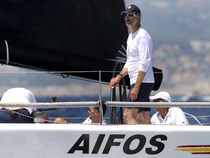 El rey, al mando del Aifos durante la Copa del Rey Mapfre de Vela.