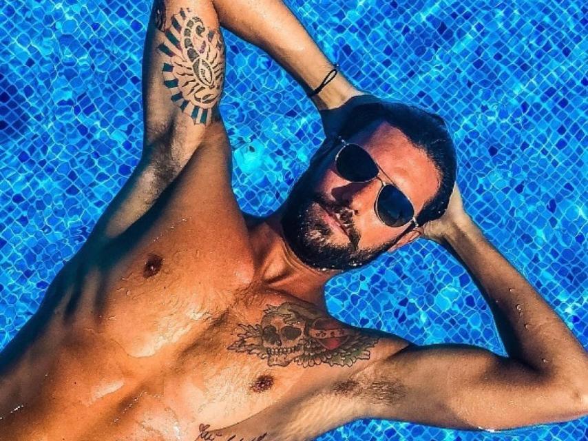 Mario disfruta de los rayos del sol, como ya hizo en Supervivientes, pero seguro que con comida al lado.