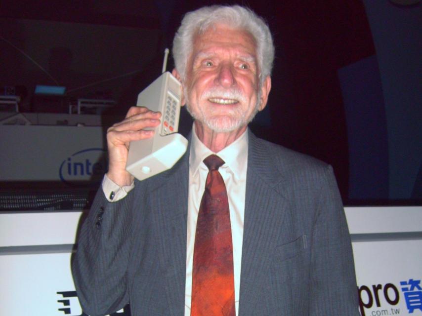 Martin Cooper en 2007 con el famoso prototipo de DynaTAC de 1973.