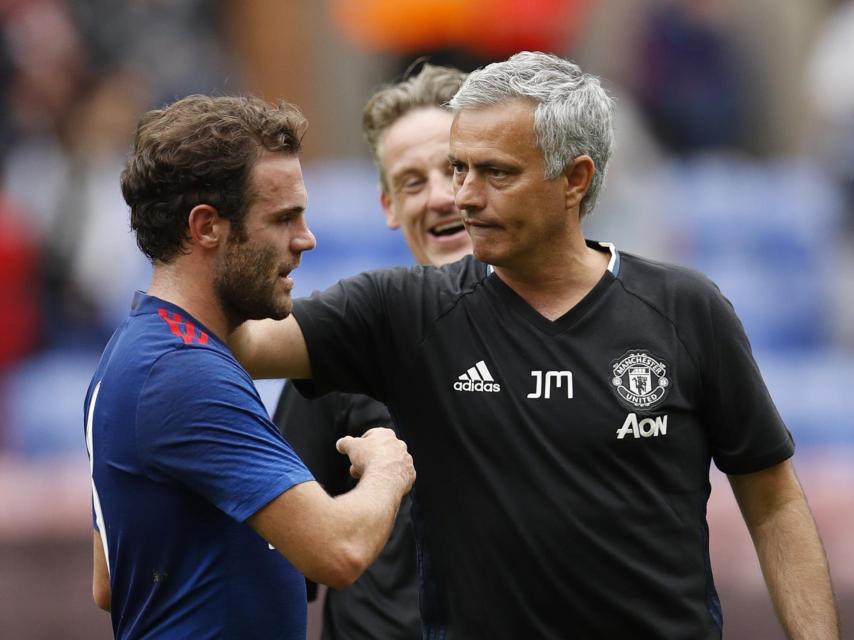Mourinho y Mata durante un entrenamiento.