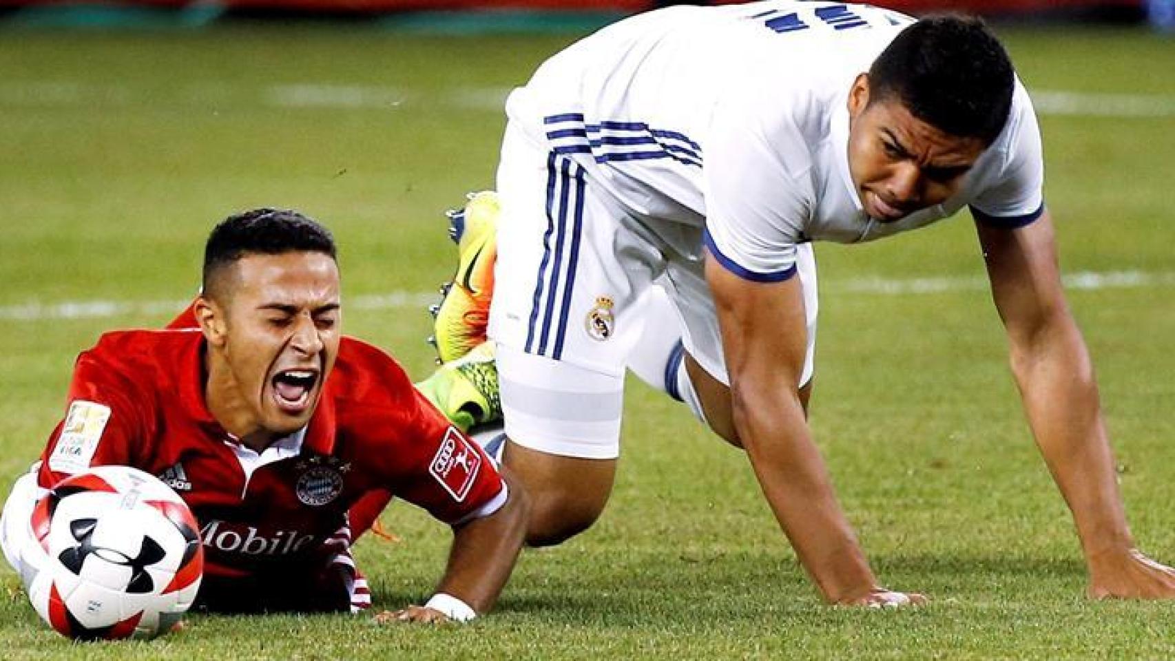Casemiro y Thiago Alcántara peleando por el balón. /Justin Lane /Efe.