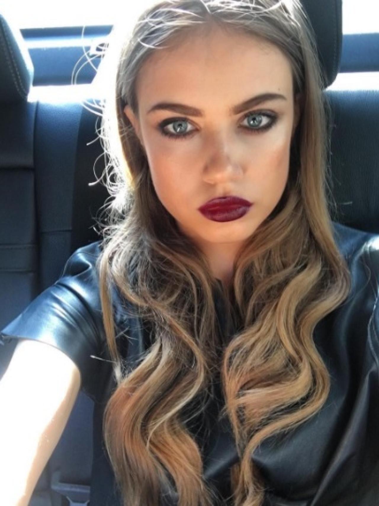 Tchoumi camino a la premiere de Warner Bros con el vestido del delito.