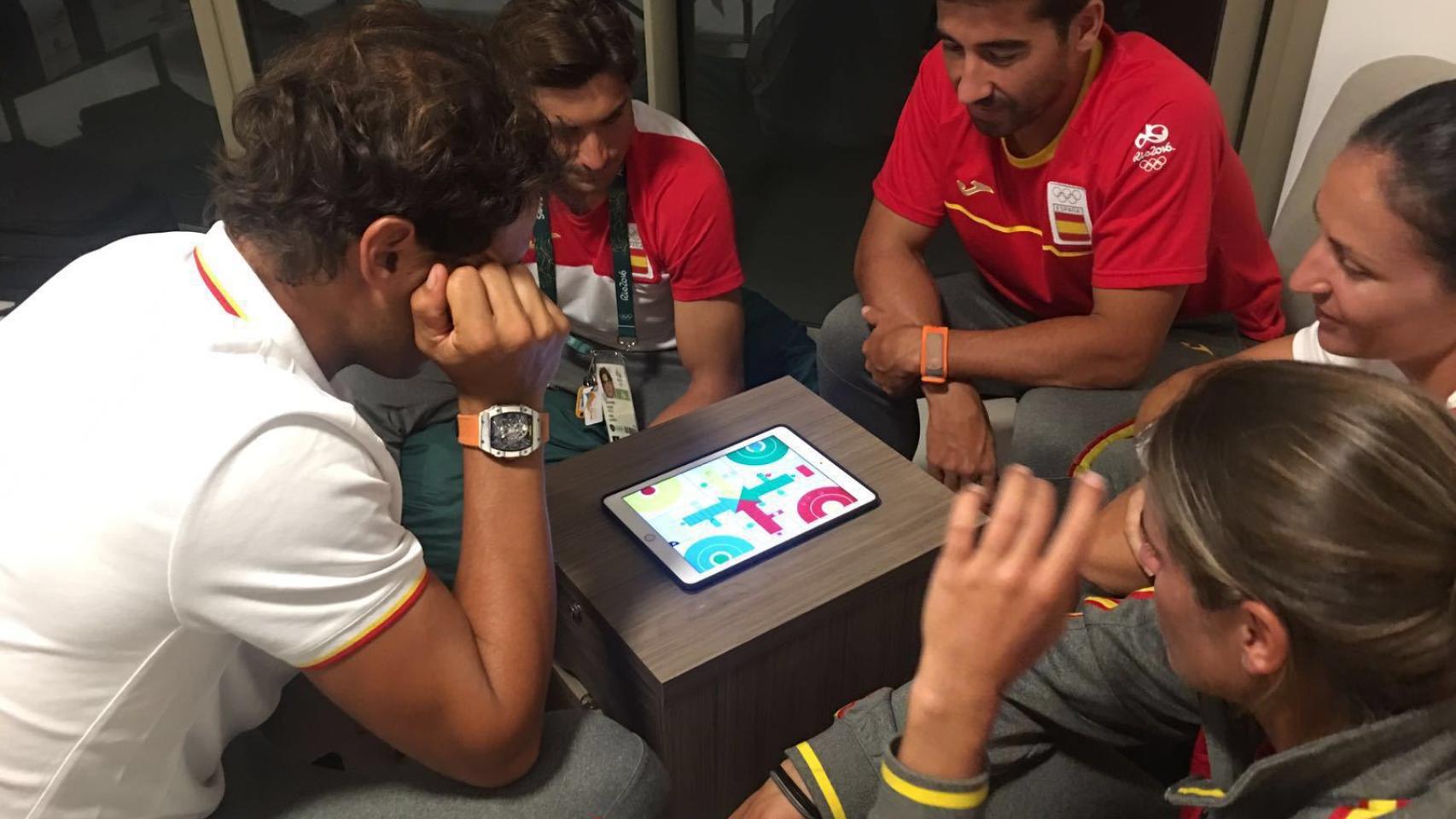 Jugando al parchís en los ratos libres.