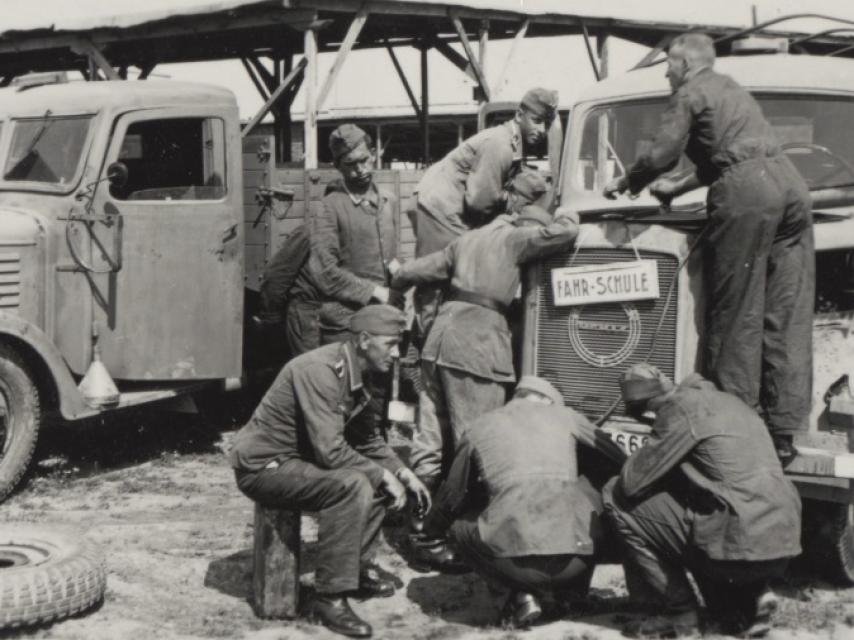 Soldados alemanes destinados a Salónica reparando un automóvil.