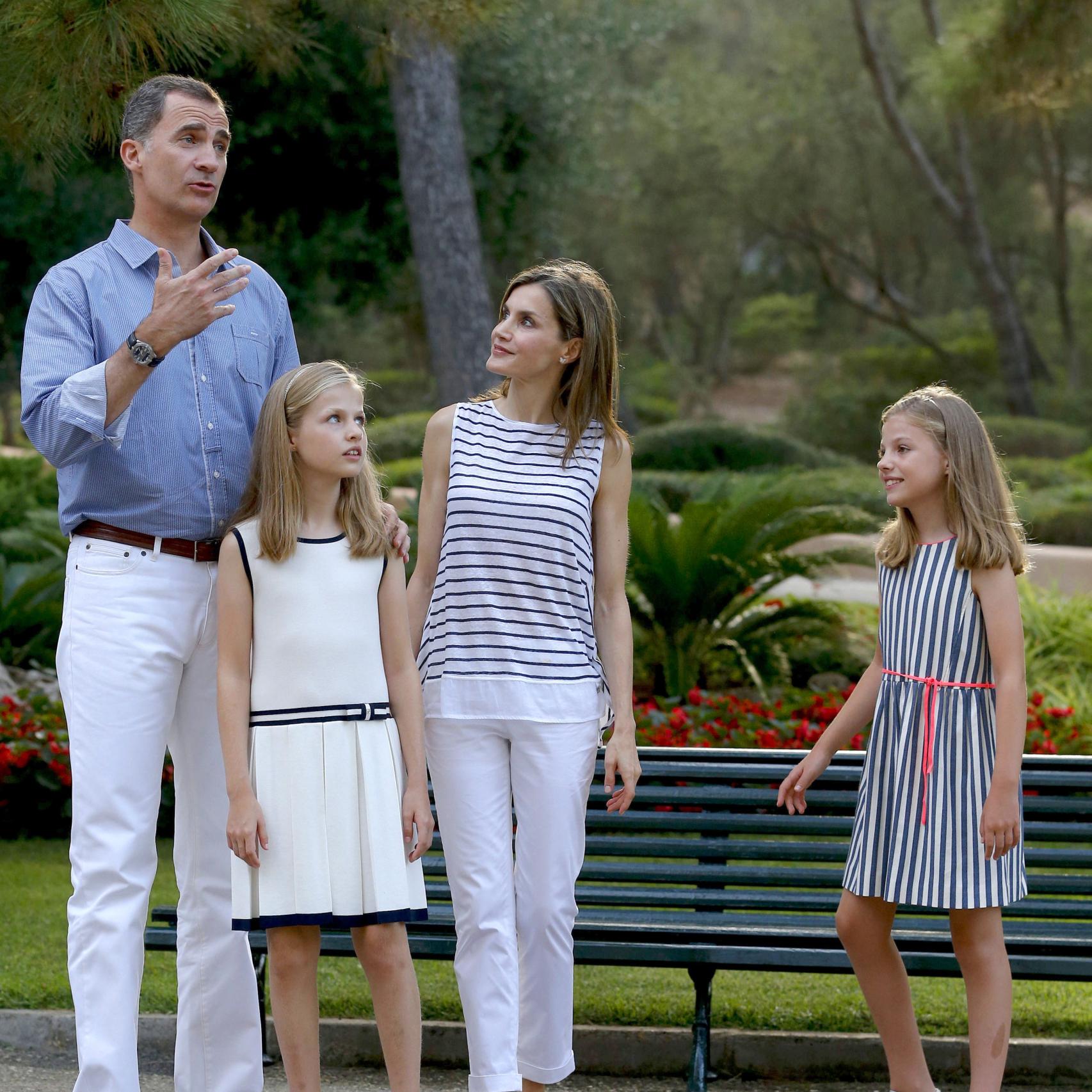 El rey habla con los periodistas allí apostados.