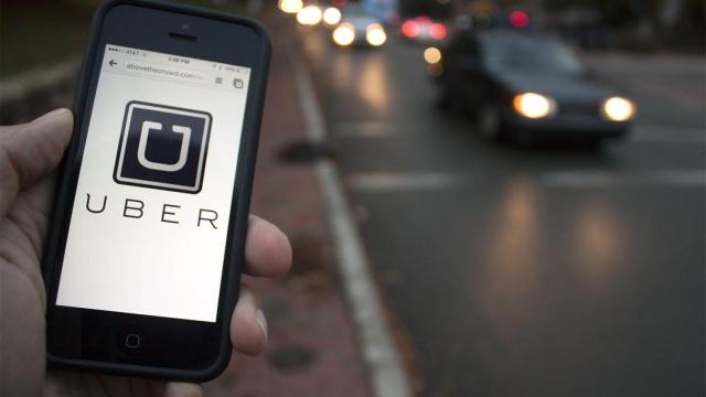 Usuario utilizando la aplicación de Uber