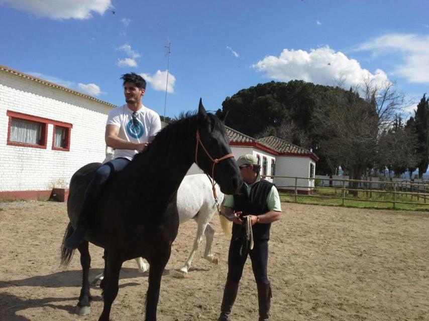 A Jacko le gusta montar a caballo