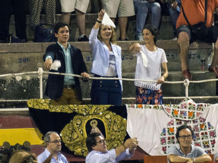 La infanta Elena junto a sus hijos en los toros.