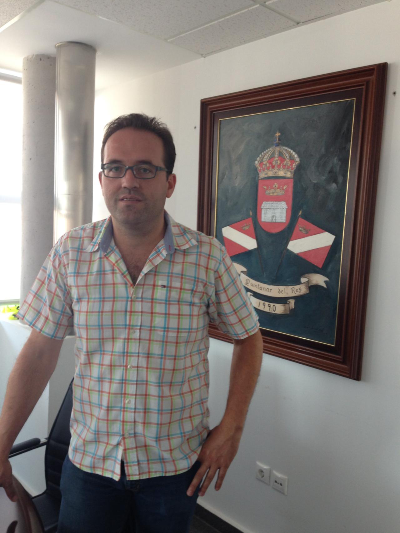 El alcalde de Quintanar, Miguel J. García, quien pretende que Goska invierta en su pueblo.