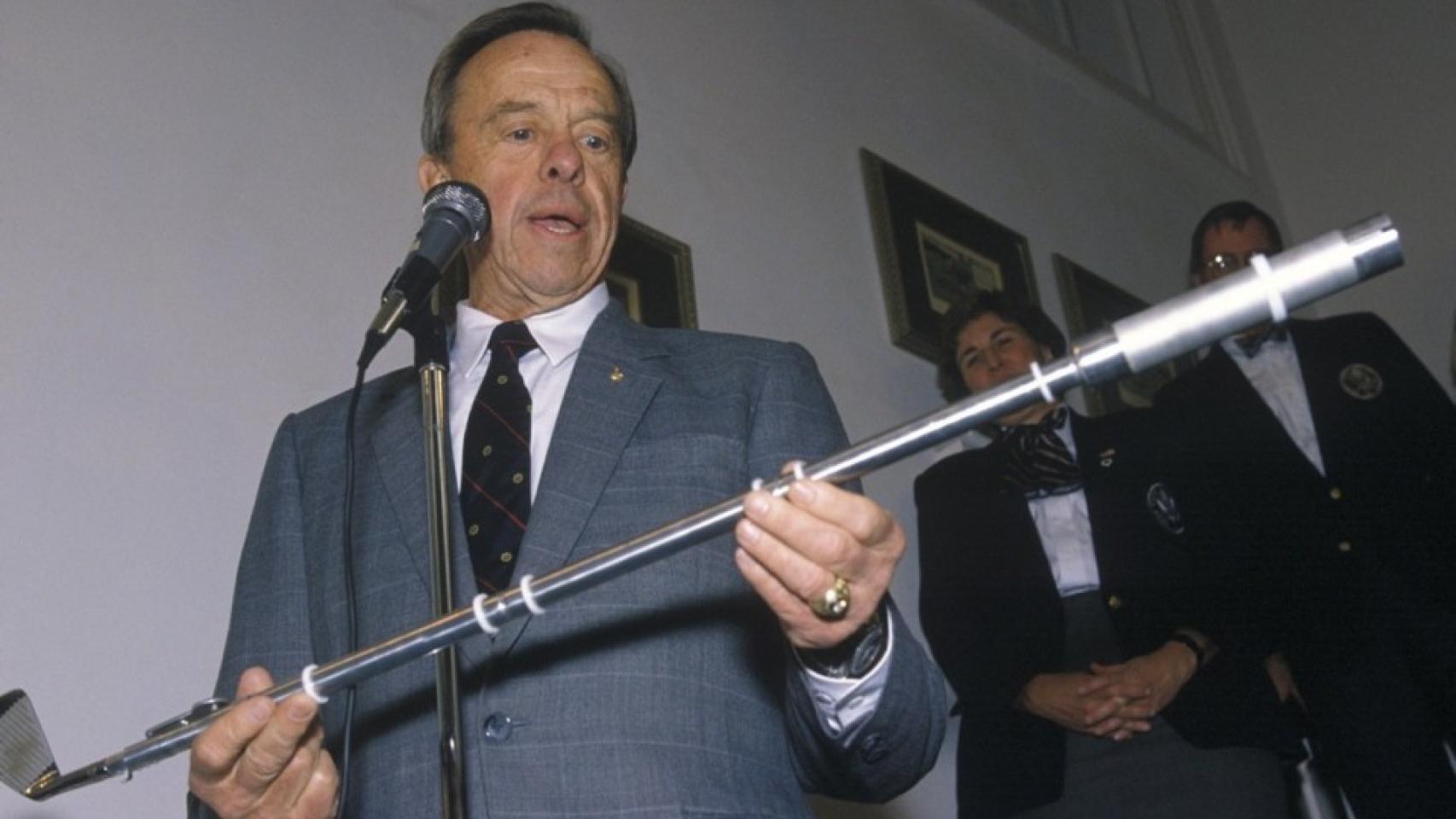 Alan Shepard, con su hierro 6 customizado.
