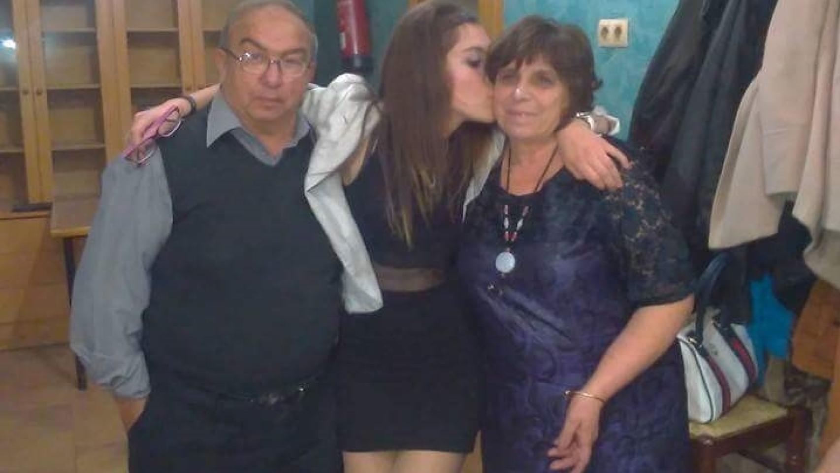 Gergana, la nieta de Marin y de Goska, besando a su abuela.