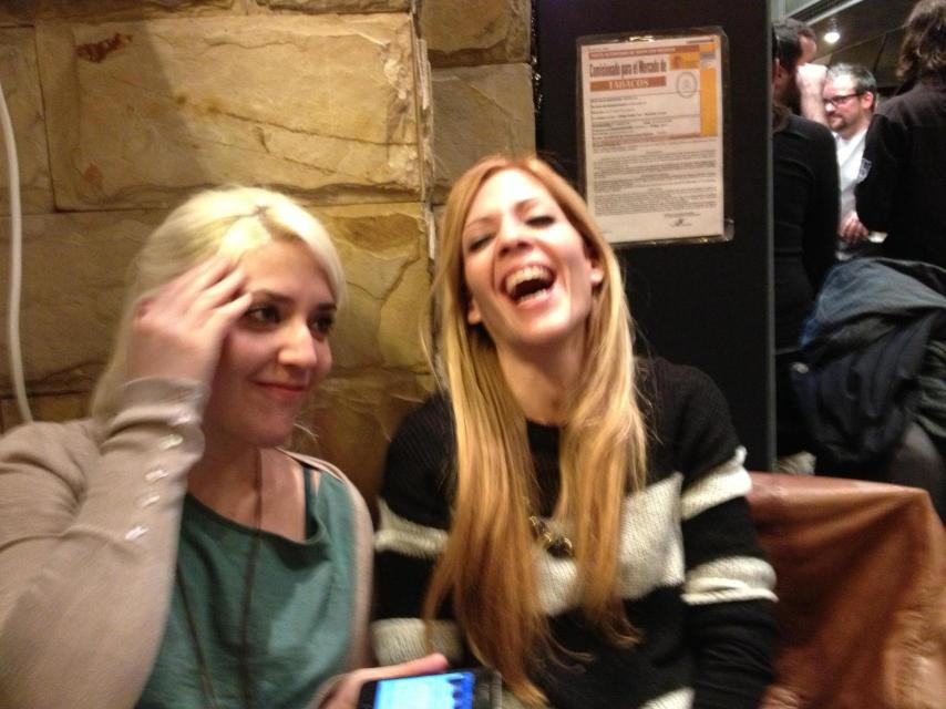 Las dos hermanas juntas.