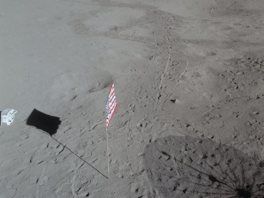 Arriba en la imagen puede apreciarse la jabalina, y a su lado, la pelota.