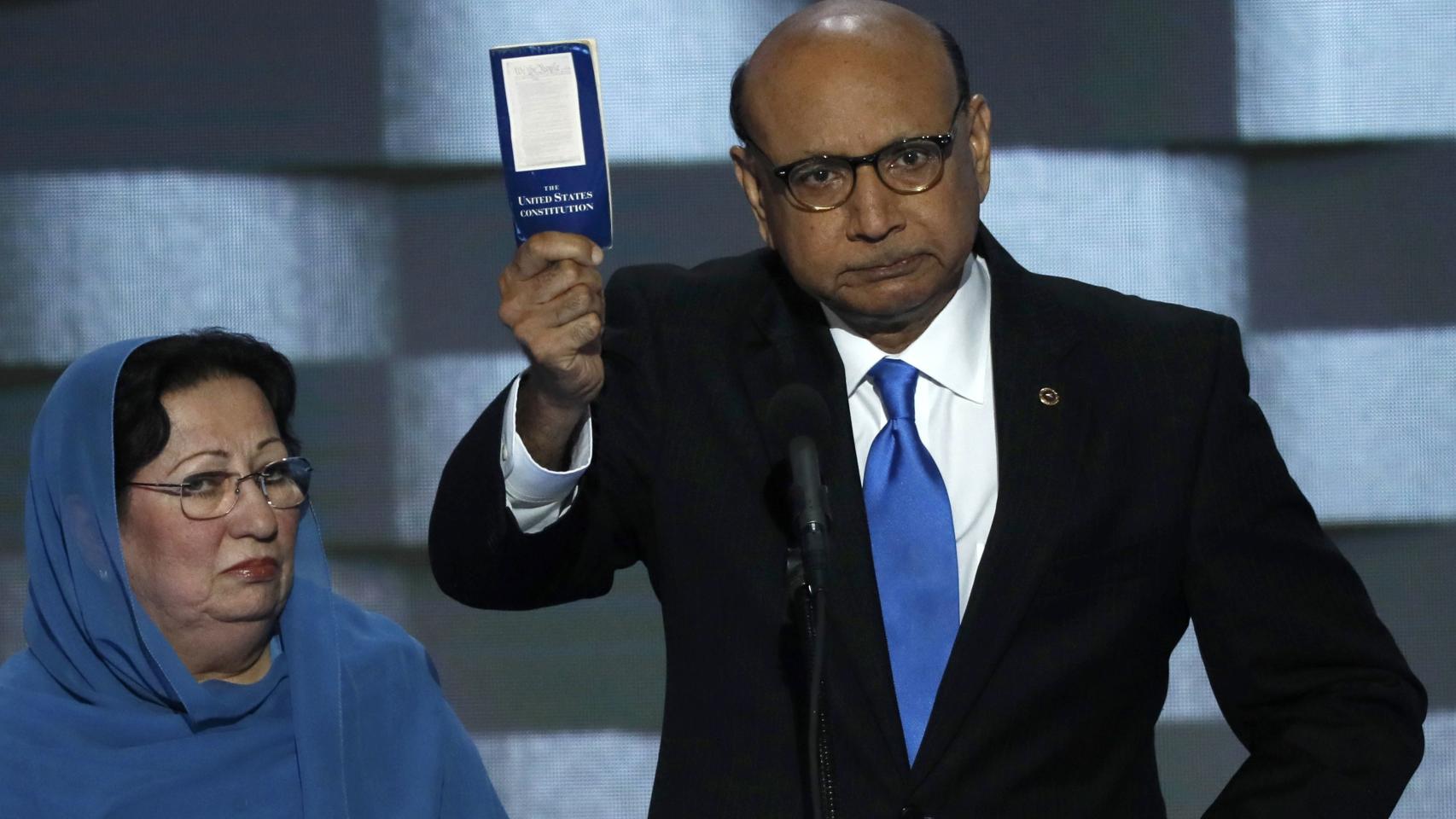 Khizr Khan muestra la Constitución de EEUU durante la Convención Demócrata en Filadelfia.