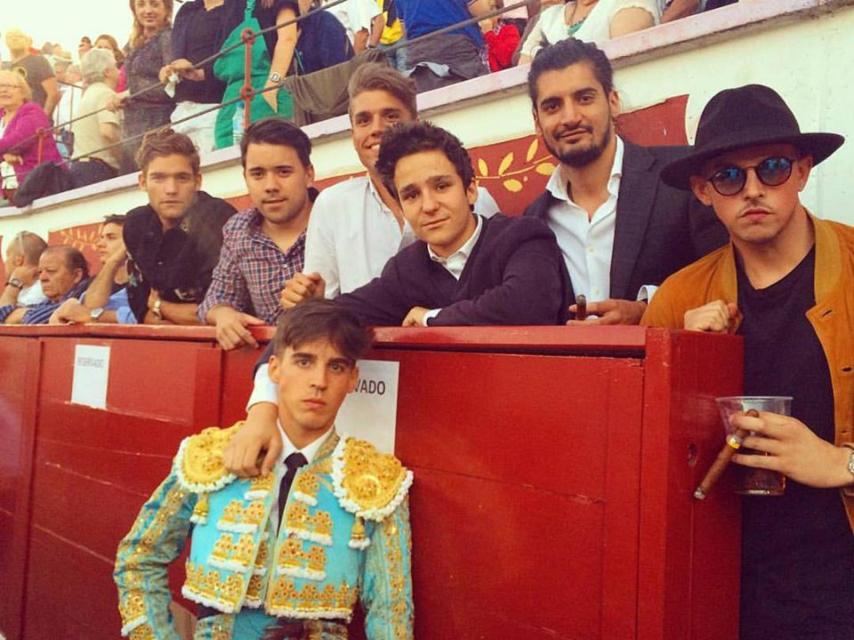 Froilán y 'Jacko' (detrás con chaqueta negra y camisa blanca) en la corrida de Santander el pasado 30 de julio