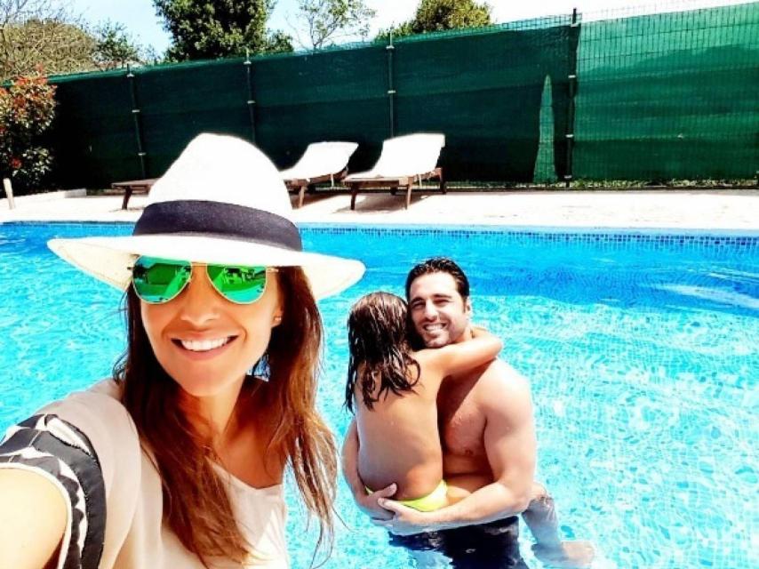 La familia no deja de abrazarse ni estando en la piscina.